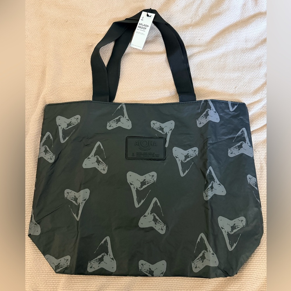 NWT ALOHA Collection Black and Gray Aumakua Day Tripper Tote Bag